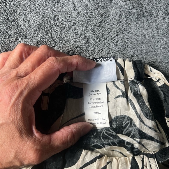 Manuhealii Black and White Tropical Blouse - Picture 8 of 8